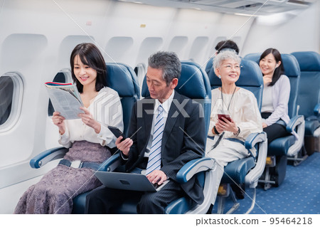乘飛機旅行的乘客 95464218