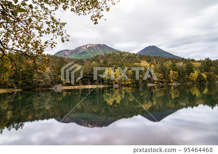 [Hokkaido Onneto] Autumn Onne-numa October 95464468