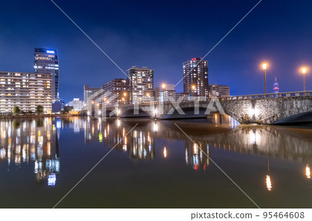 Night view of the illuminated Bandai Bridge and the banks of the Shinano River 95464608