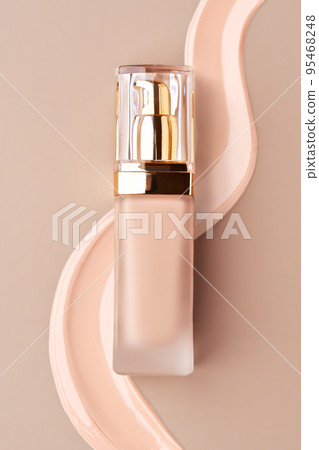 Foundation bottle with liquid foundation 95468248