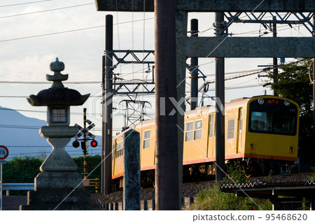 [北星線]黃昏時經過神社的電車 95468620