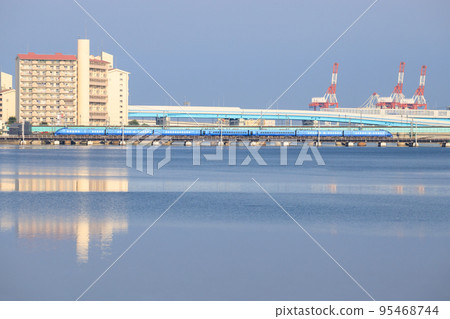 橫渡多多樂川(JR九州)的883系列特快“索尼克” 橫渡多多樂川(JR九州)的883系列特快“索尼克” 95468744