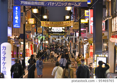 日本東京市容 新冠疫情的“邊境措施”大大放鬆。戶越銀座商店街景觀 = 10 月 20 日 95469765