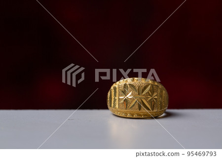 Beautiful patterned gold ring, Thai style 95469793