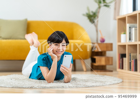 操作智能手機的婦女 95469999