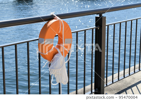 Life buoy staring at the sea 95470004
