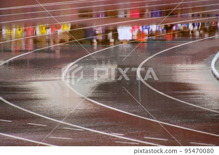 田徑比賽因下雨推遲 95470080
