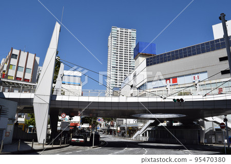 神奈川縣橫須賀中央站前的街景 95470380