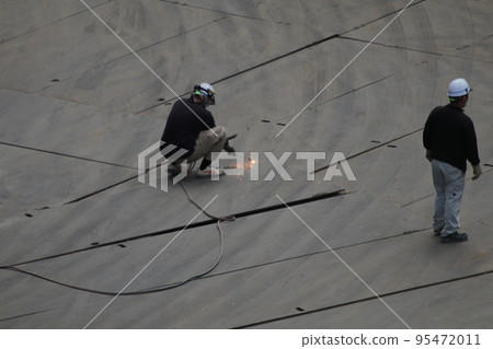 建築施工現場的地板加固鐵板焊接工作 95472011
