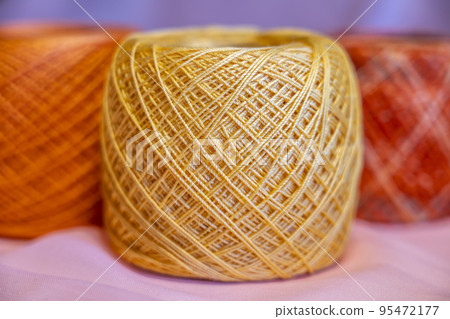 Balls of colored threads of beige tones 95472177
