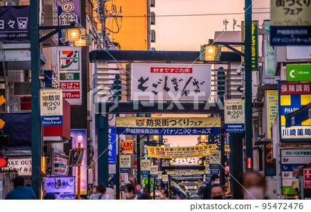 日本東京都市風景 Togoshi Ginza 購物區在夕陽下熠熠生輝。像電暈災難之前一樣擁擠= 10月20日 95472476