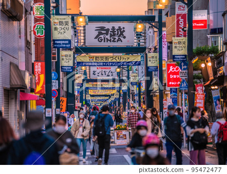 日本東京都市風景 Togoshi Ginza 購物區在夕陽下熠熠生輝。像電暈災難之前一樣擁擠= 10月20日 日本東京都市風景 Togoshi Ginza 購物區在夕陽下熠熠生輝。像電暈災難之前一樣擁擠= 10月20日 95472477