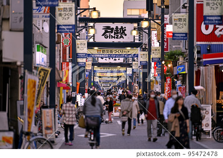 日本東京都市風景 Togoshi Ginza 購物區在夕陽下熠熠生輝。像電暈災難之前一樣擁擠= 10月20日 95472478