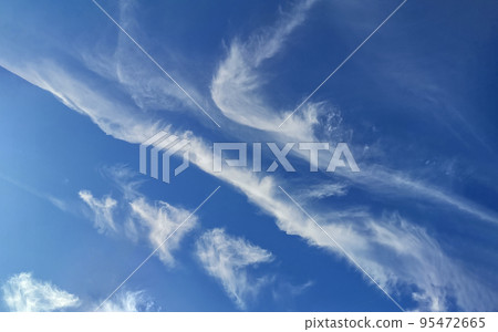 View of the summer sky landscape with beautiful feathery clouds 95472665