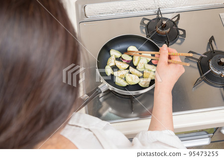 [Make fried eggplant stir-fried eggplant] 95473255