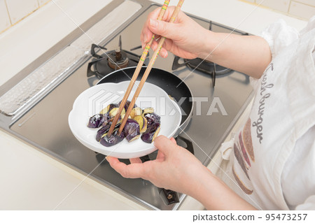 [Make eggplant deep-fried in soy sauce. Transfer the stir-fried eggplant to a plate] 95473257