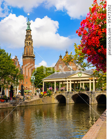 Summer landscape with a view of the city streets of Leiden 95473302