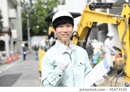 Young male worker working at a construction site 95473530