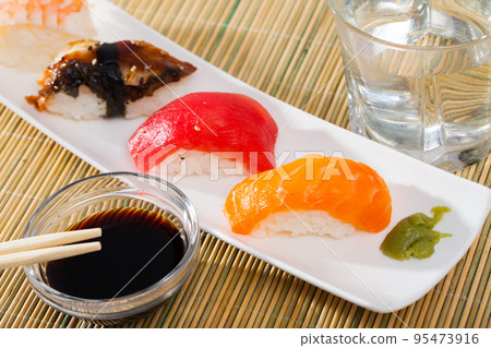 Nigirizushi with fish fillets and prawn 95473916