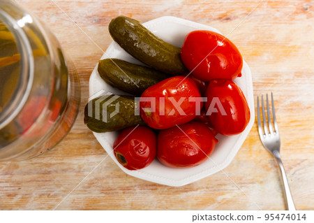 Appetizing pickled cucumbers and tomatoes 95474014
