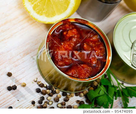 Canned squid in sauce 95474095