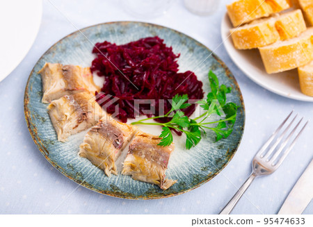Smoked mackerel served with grated beetroot 95474633