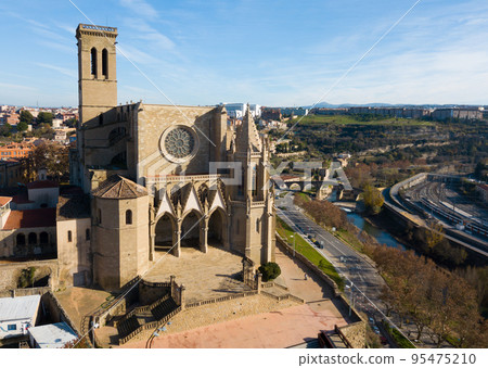 Above view Collegiate Basilica of Santa Maria in Manresa, Spain Above view Collegiate Basilica of Santa Maria in Manresa, Spain 95475210