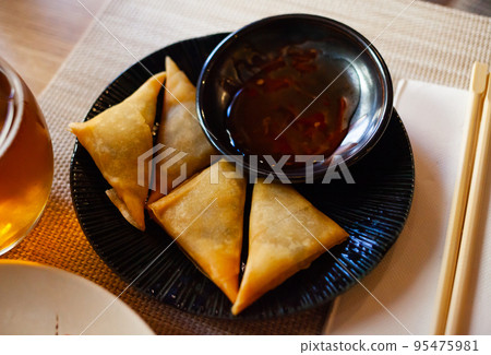 Samosas filled with curry leaves 95475981