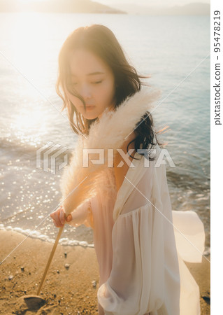 一個女人站在沙灘上的照片 一個女人站在沙灘上的照片 95478219