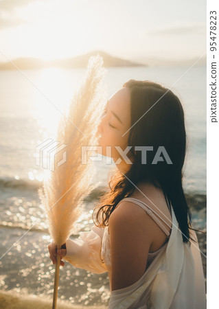 一個女人站在沙灘上的照片 一個女人站在沙灘上的照片 95478223