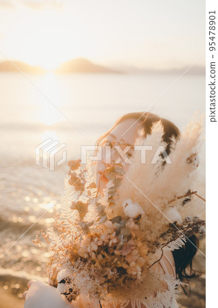 一個女人站在沙灘上的照片 一個女人站在沙灘上的照片 95478901