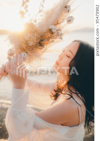 一個女人站在沙灘上的照片 一個女人站在沙灘上的照片 95478902
