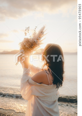 一個女人站在沙灘上的照片 一個女人站在沙灘上的照片 95478903
