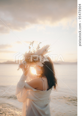 一個女人站在沙灘上的照片 一個女人站在沙灘上的照片 95478904