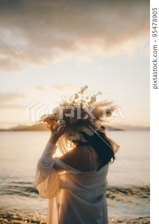 一個女人站在沙灘上的照片 95478905