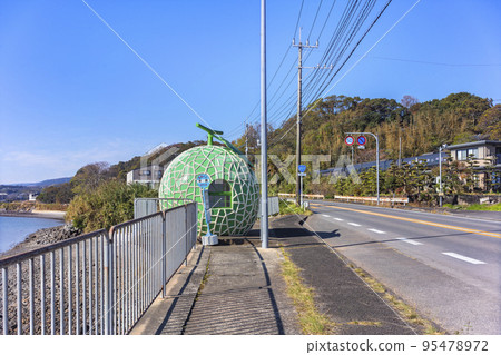 [九州/諫早] 207國道和有明海之間的瓜形平原巴士站候車亭。 95478972