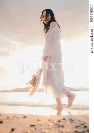 一個女人站在沙灘上的照片 95479004