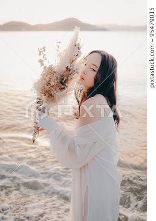 一個女人站在沙灘上的照片 一個女人站在沙灘上的照片 95479015