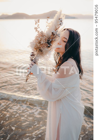 一個女人站在沙灘上的照片 一個女人站在沙灘上的照片 95479016