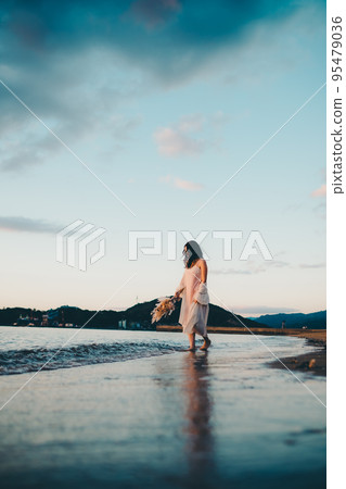 一個女人站在沙灘上的照片 一個女人站在沙灘上的照片 95479036