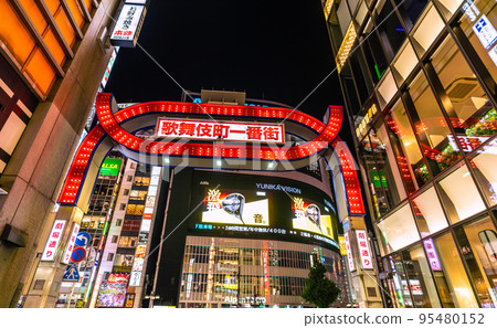 日本東京都市風景 外國人紛至沓來……海濱措施大大放鬆……歌舞伎町（電暈災難前的繁華）= 10月20日 95480152