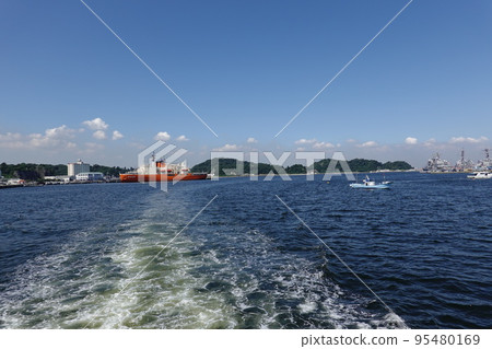 Cross the military port 95480169