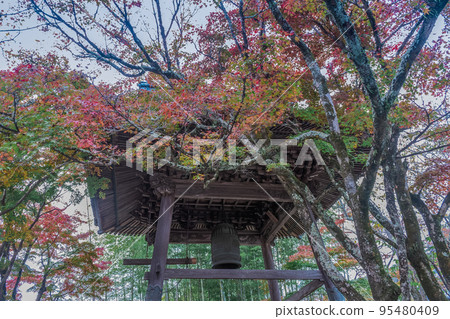 Autumn leaves scenery of Izu Shuzenji Temple (bell tower in the precincts) Autumn leaves scenery of Izu Shuzenji Temple (bell tower in the precincts) 95480409