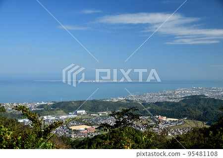 從大石山途中的展望台眺望大阪灣、關西新機場、桃木台[大阪漢南市] 95481108