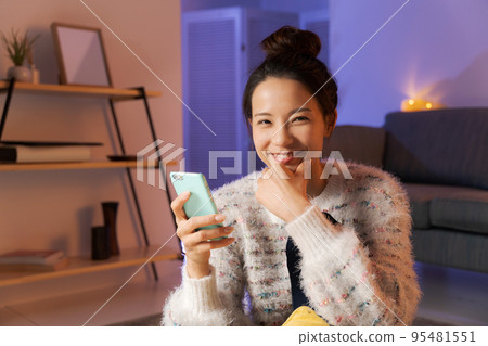 女人在家中休息 95481551