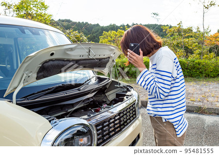 Women troubled by car trouble 95481555