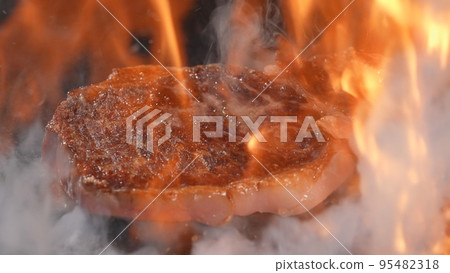 steak flambe 95482318