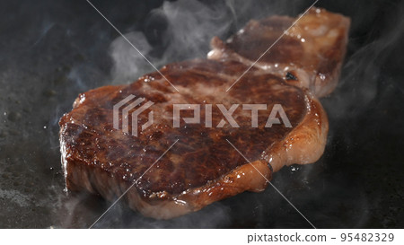 steak flambe 95482329
