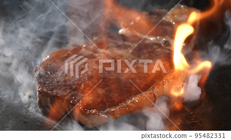 steak flambe 95482331