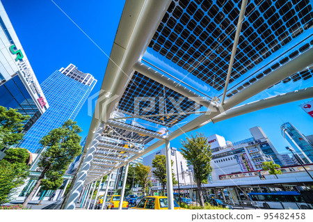 日本川崎市容 我想要川崎站和京濱特快前的太陽能電池板 日本川崎市容 我想要川崎站和京濱特快前的太陽能電池板 95482458